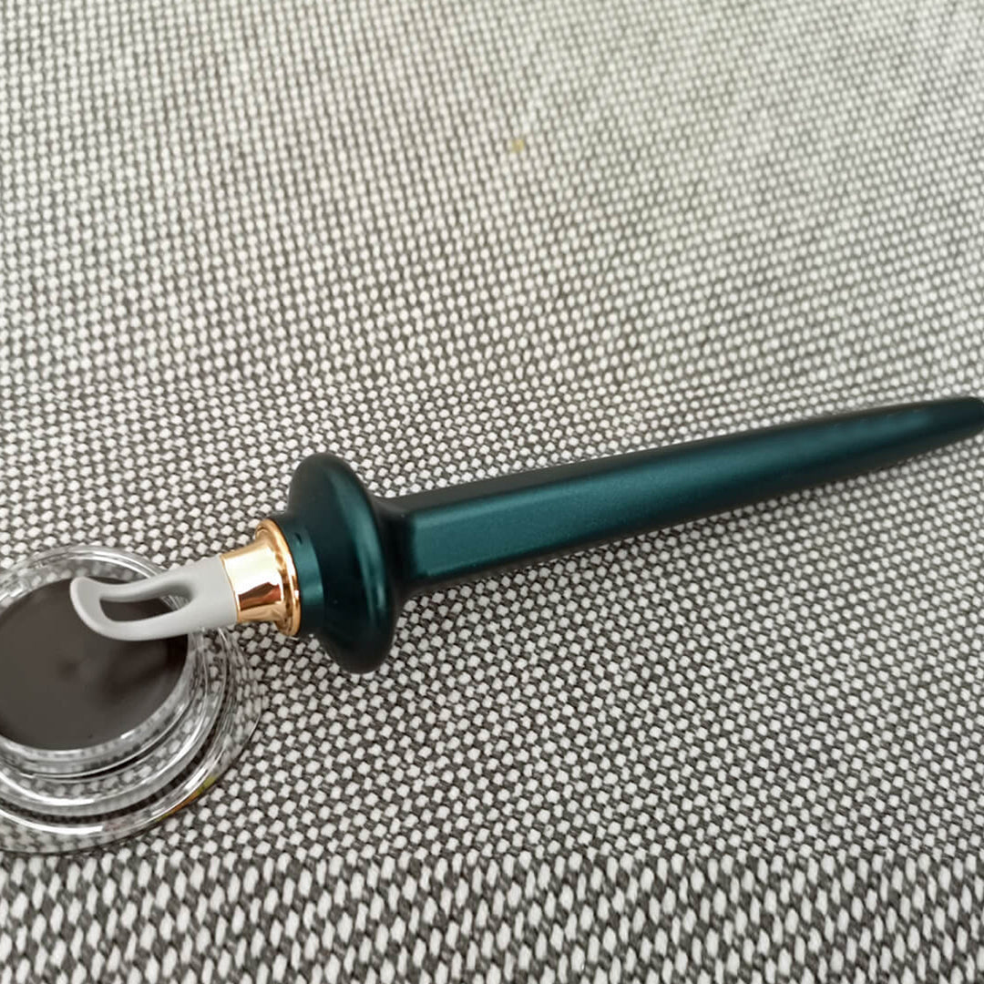 No-Skip Silicone Eyeliner Pen Tool