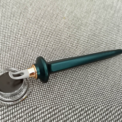 No-Skip Silicone Eyeliner Pen Tool